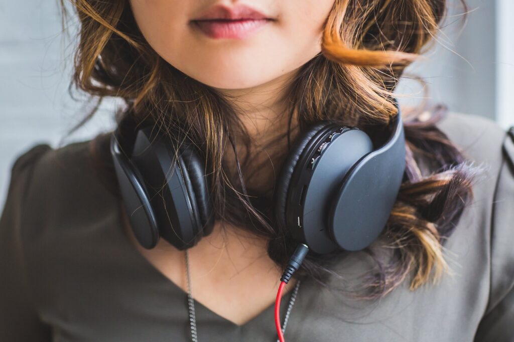 chica con auriculares