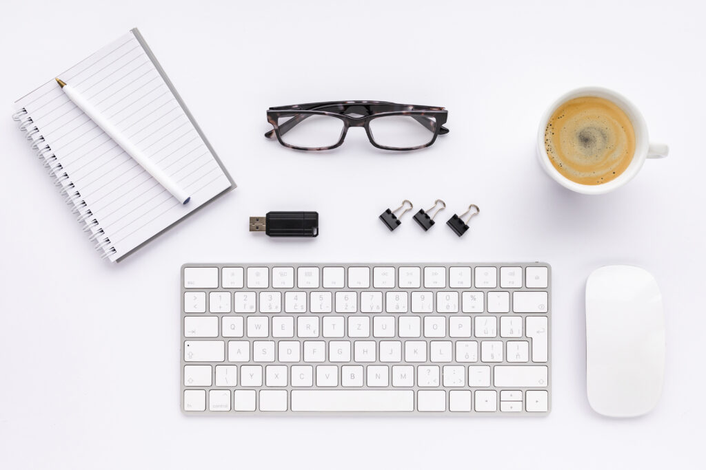 Imagen teclado gafas raton café y libreta